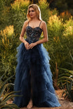 Bleu marine à bretelles fines Une robe de bal longue en tulle à étages avec fente