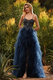 Bleu marine à bretelles fines Une robe de bal longue en tulle à étages avec fente