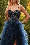Bleu marine à bretelles fines Une robe de bal longue en tulle à étages avec fente