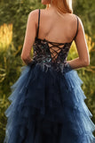 Bleu marine à bretelles fines Une robe de bal longue en tulle à étages avec fente