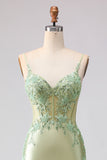 Robe de soirée sirène longue bustier perlé vert clair à volants et dos lacé