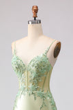 Robe de soirée sirène longue bustier perlé vert clair à volants et dos lacé