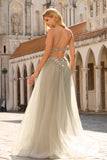 Robe de bal longue en tulle perlée vert sauge avec broderie