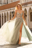 Robe de bal longue en tulle perlée vert sauge avec broderie