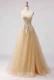 Robe de soirée longue champagne en tulle perlé et pailleté coupe A avec fente latérale