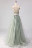 Robe de bal longue en tulle perlée vert sauge avec broderie