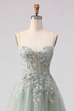 Robe de bal longue en tulle perlée vert sauge avec broderie