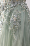 Robe de bal longue en tulle perlée vert sauge avec broderie