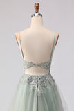 Robe de bal longue en tulle perlée vert sauge avec broderie