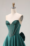 Corset longue longue-forme perlée en satin vert foncé en ligne A avec un nœud
