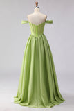 Corset long de bal en satin vert décollé sur les épaules avec fente