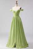 Corset long de bal en satin vert décollé sur les épaules avec fente