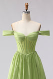Corset long de bal en satin vert décollé sur les épaules avec fente