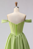 Corset long de bal en satin vert décollé sur les épaules avec fente