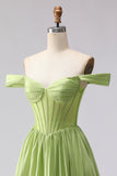 Corset long de bal en satin vert décollé sur les épaules avec fente