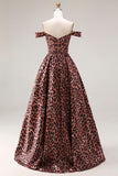 Coffee Leopard : une robe de bal longue à la ligne décollée de l’épaule