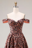 Coffee Leopard : une robe de bal longue à la ligne décollée de l’épaule