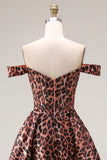 Coffee Leopard : une robe de bal longue à la ligne décollée de l’épaule