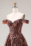 Coffee Leopard : une robe de bal longue à la ligne décollée de l’épaule
