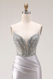Robe de bal longue de bal scintillante gris clair en satin à perles et perlée