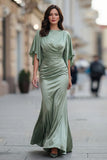 Robe de la mère de la mariée en satin vert sauge avec demi-manches