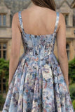 Corset bleu Une robe longue à fleurs à col carré imprimée en ligne avec fente