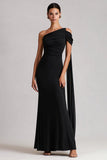 Robe longue en satin noir à une épaule avec serpentin