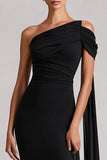 Robe longue en satin noir à une épaule avec serpentin