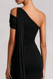 Robe longue en satin noir à une épaule avec serpentin