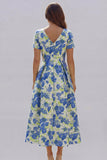 Robe d'invitée de mariage midi imprimé floral bleu et blanc ligne A manches courtes