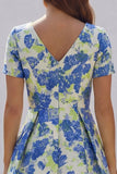 Robe d'invitée de mariage midi imprimé floral bleu et blanc ligne A manches courtes