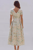 Robe d'invitée de mariage midi imprimé floral bleu et blanc ligne A manches courtes