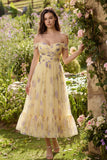 Robe midi en fleurs jaunes ligne en A décollée sur les épaules avec volants