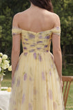 Robe midi en fleurs jaunes ligne en A décollée sur les épaules avec volants
