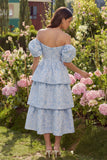 Robe midi à étages jacquard bleue décollée sur l’épaule