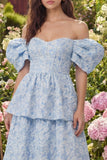 Robe midi à étages jacquard bleue décollée sur l’épaule