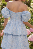 Robe midi à étages jacquard bleue décollée sur l’épaule