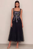 Robe midi noire en tulle à col carré à col carré en ligne A appliquée