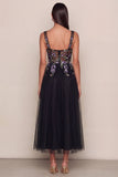 Robe midi noire en tulle à col carré à col carré en ligne A appliquée