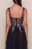Robe midi noire en tulle à col carré à col carré en ligne A appliquée