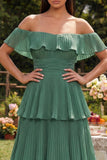 Robe midi en chiffon d’eucalyptus plissée à étages décollée sur l’épaule