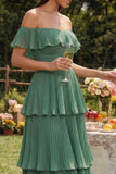 Robe midi en chiffon d’eucalyptus plissée à étages décollée sur l’épaule