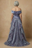 Robe de la mère de la mariée à volants bleu décollé sur les épaules décollées