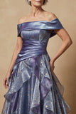 Robe de la mère de la mariée à volants bleu décollé sur les épaules décollées