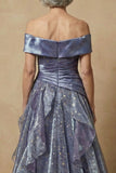 Robe de la mère de la mariée à volants bleu décollé sur les épaules décollées