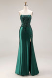 Robe de soirée longue vert foncé satin sans bretelles appliquée avec fente