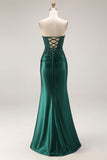 Robe de soirée longue vert foncé satin sans bretelles appliquée avec fente