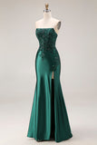 Robe de soirée longue vert foncé satin sans bretelles appliquée avec fente