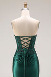 Robe de soirée longue vert foncé satin sans bretelles appliquée avec fente