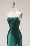 Robe de soirée longue vert foncé satin sans bretelles appliquée avec fente